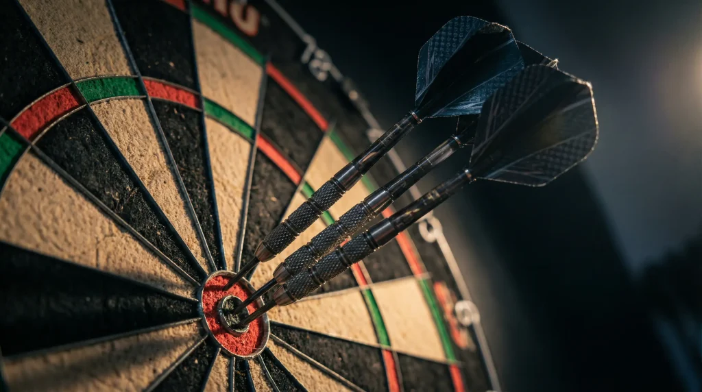 Drei Dartpfeile im Triple-20-Segment für perfekte 180