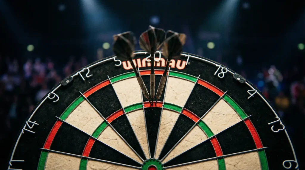 Drei Dartpfeile im Triple-20-Feld als Symbol für das perfekte Leg