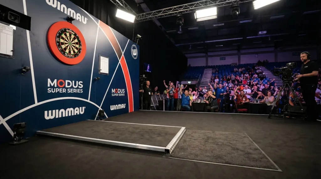 Darts-Spieler in der ersten WM-Runde am Oche